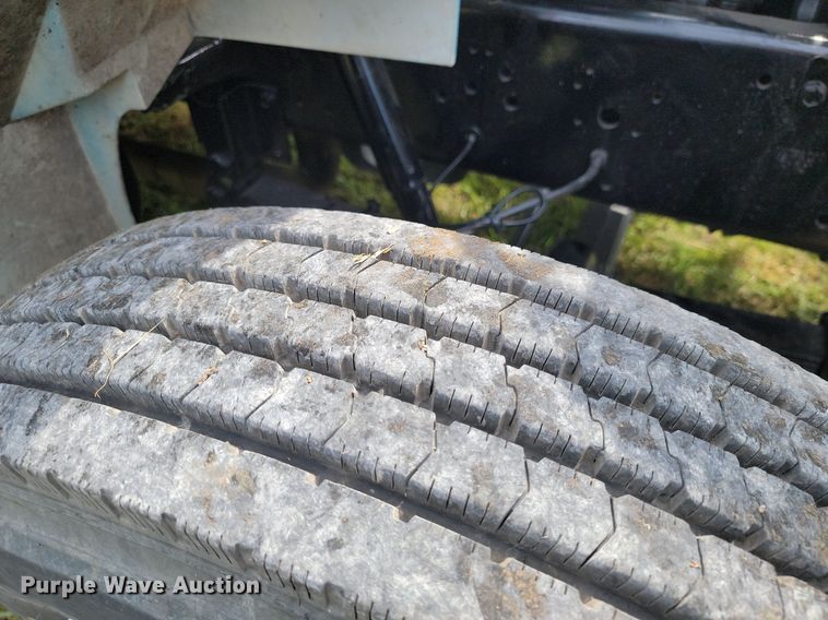 image for item JE9521 2001 International 4700  flatbed truck