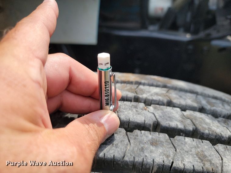 image for item JE9521 2001 International 4700  flatbed truck