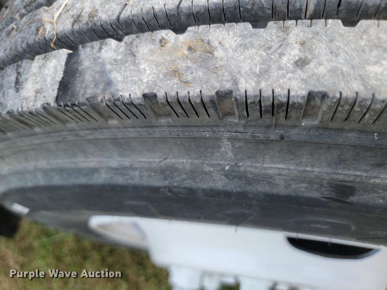 image for item JE9521 2001 International 4700  flatbed truck