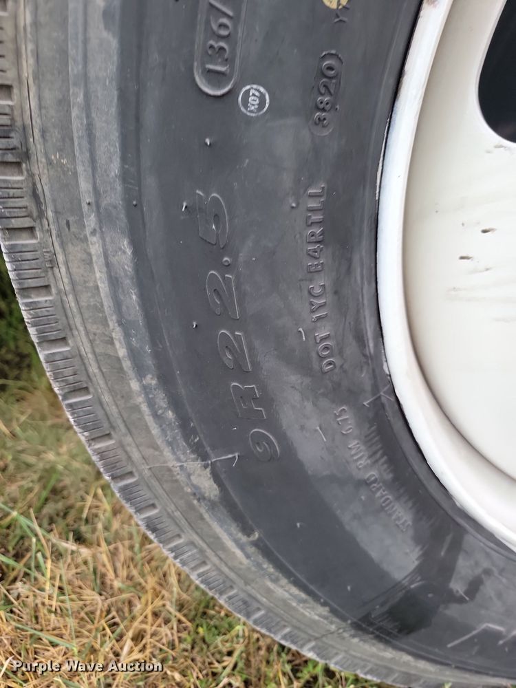 image for item JE9521 2001 International 4700  flatbed truck