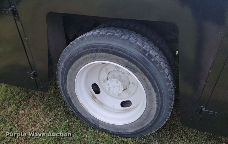 image for item JE9521 2001 International 4700  flatbed truck