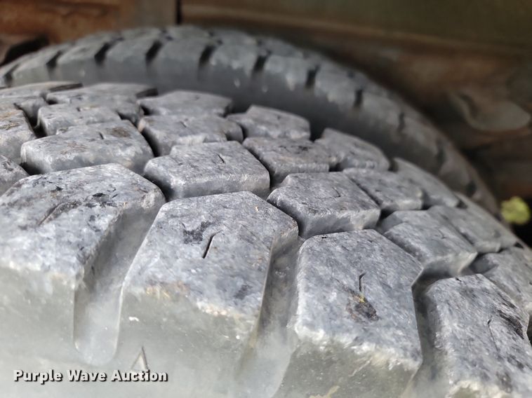 image for item JE9521 2001 International 4700  flatbed truck