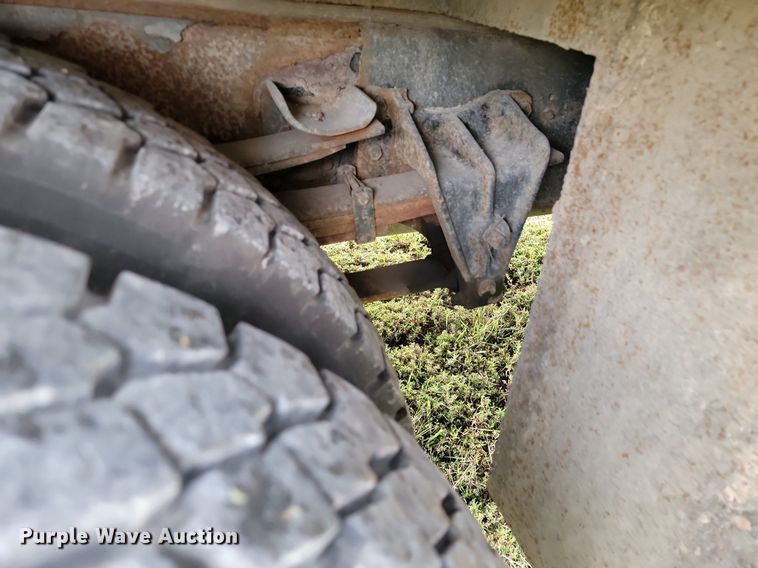 image for item JE9521 2001 International 4700  flatbed truck