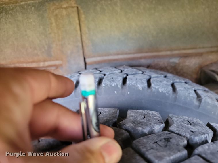 image for item JE9521 2001 International 4700  flatbed truck