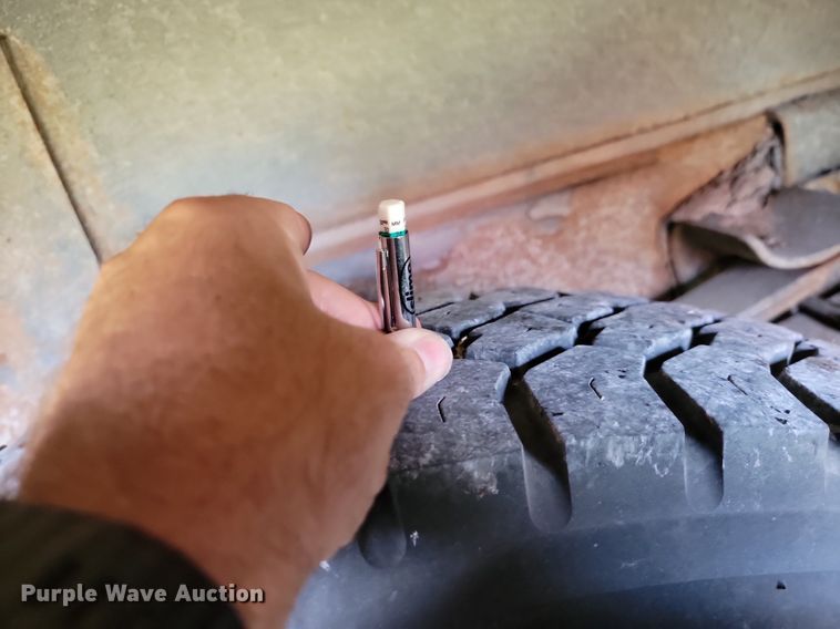 image for item JE9521 2001 International 4700  flatbed truck