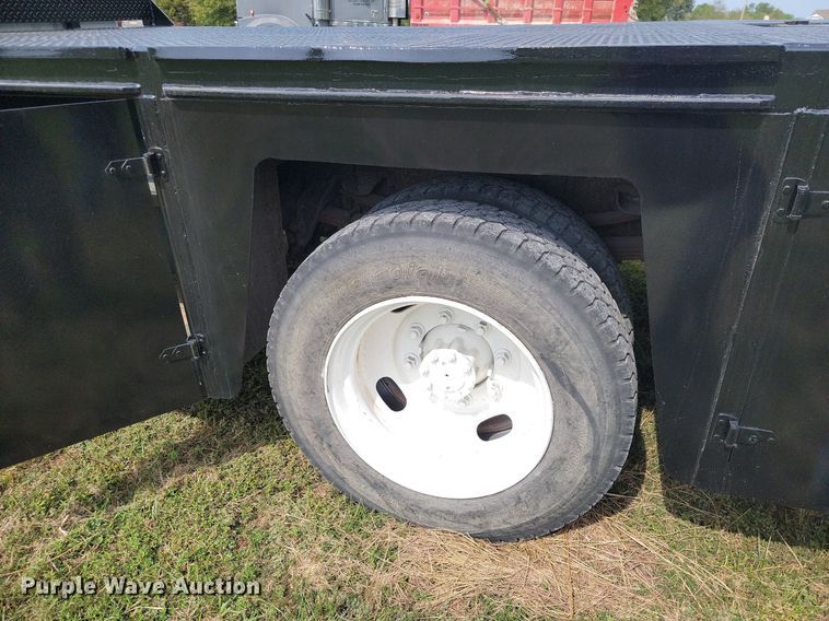 image for item JE9521 2001 International 4700  flatbed truck