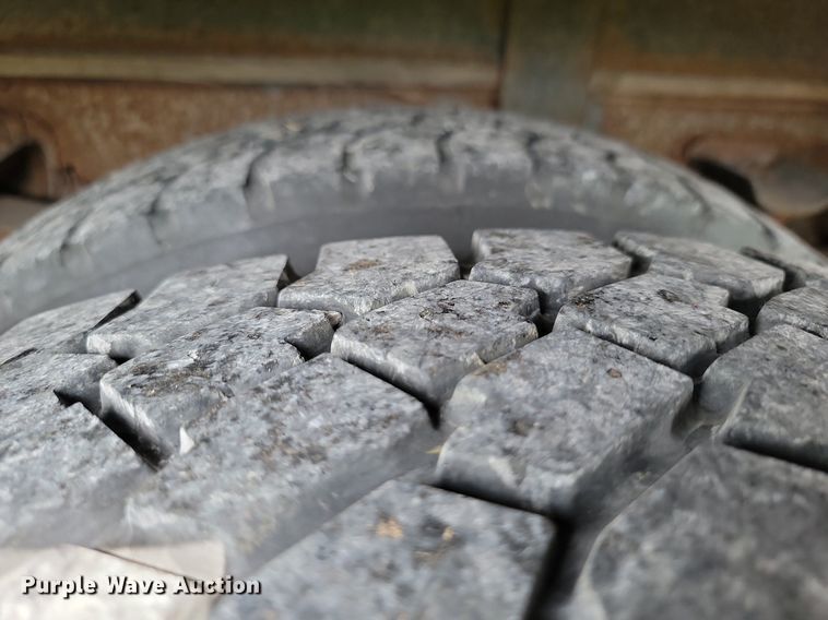 image for item JE9521 2001 International 4700  flatbed truck