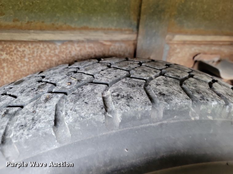 image for item JE9521 2001 International 4700  flatbed truck