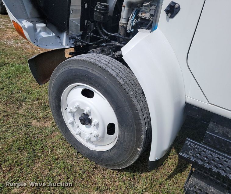 image for item JE9521 2001 International 4700  flatbed truck