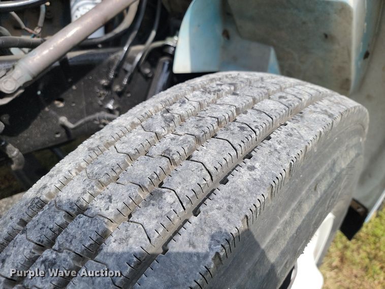 image for item JE9521 2001 International 4700  flatbed truck