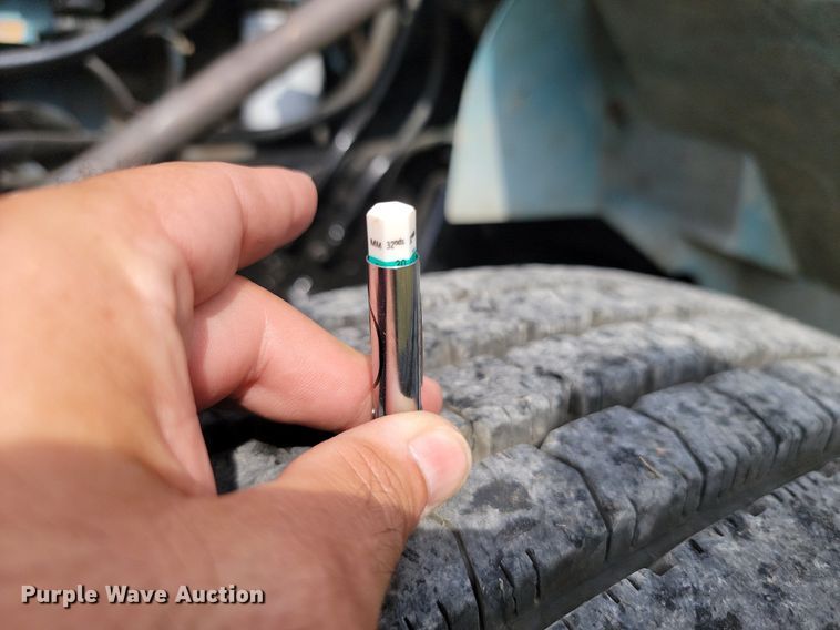 image for item JE9521 2001 International 4700  flatbed truck