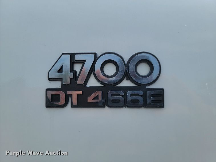 image for item JE9521 2001 International 4700  flatbed truck