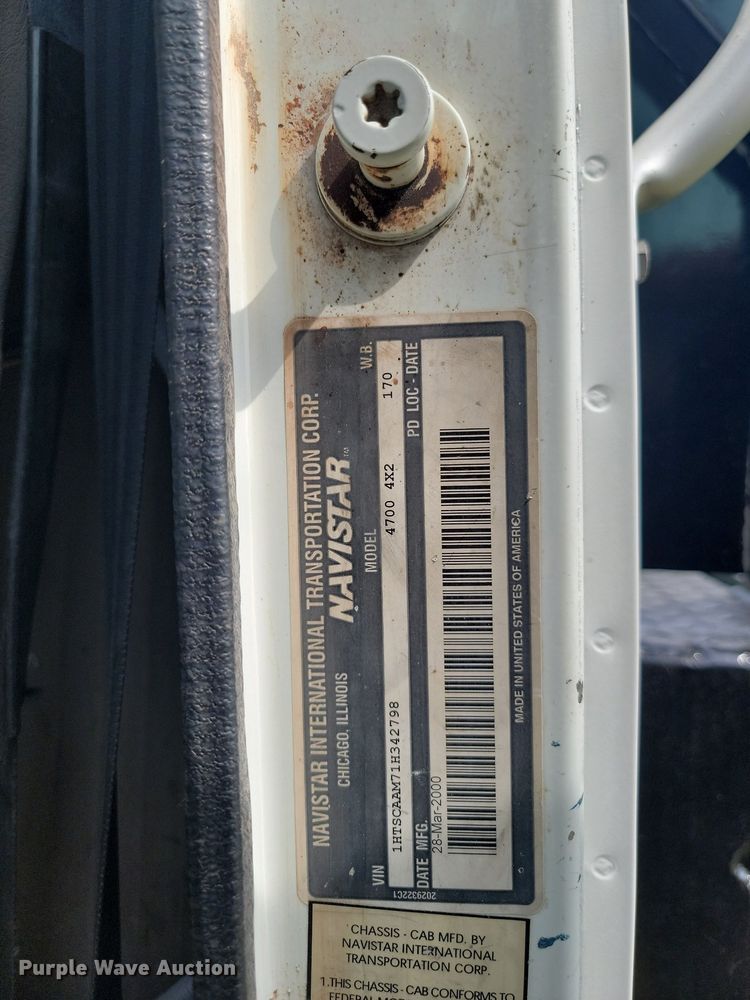 image for item JE9521 2001 International 4700  flatbed truck