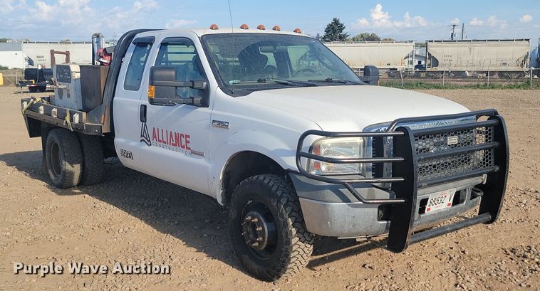 image for item JW9591 2006 Ford F350 Super Duty XLT  SuperCab flatbed pickup truck