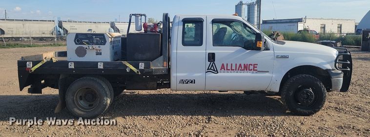 image for item JW9591 2006 Ford F350 Super Duty XLT  SuperCab flatbed pickup truck