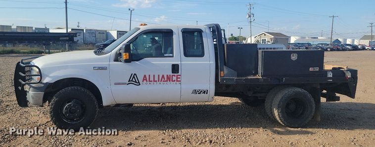 image for item JW9591 2006 Ford F350 Super Duty XLT  SuperCab flatbed pickup truck