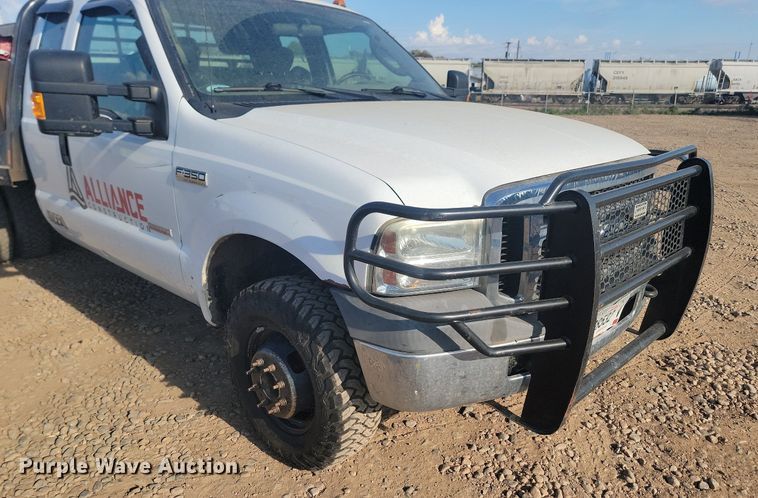 image for item JW9591 2006 Ford F350 Super Duty XLT  SuperCab flatbed pickup truck