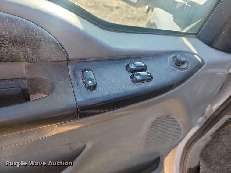 image for item JW9591 2006 Ford F350 Super Duty XLT  SuperCab flatbed pickup truck