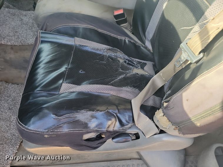 image for item JW9591 2006 Ford F350 Super Duty XLT  SuperCab flatbed pickup truck