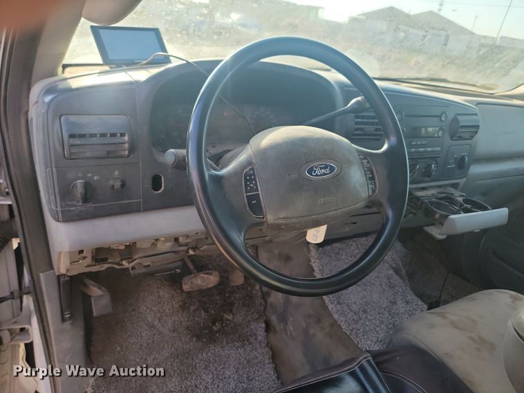 image for item JW9591 2006 Ford F350 Super Duty XLT  SuperCab flatbed pickup truck