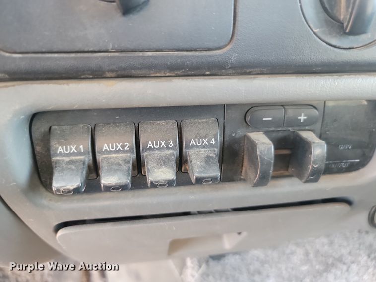 image for item JW9591 2006 Ford F350 Super Duty XLT  SuperCab flatbed pickup truck