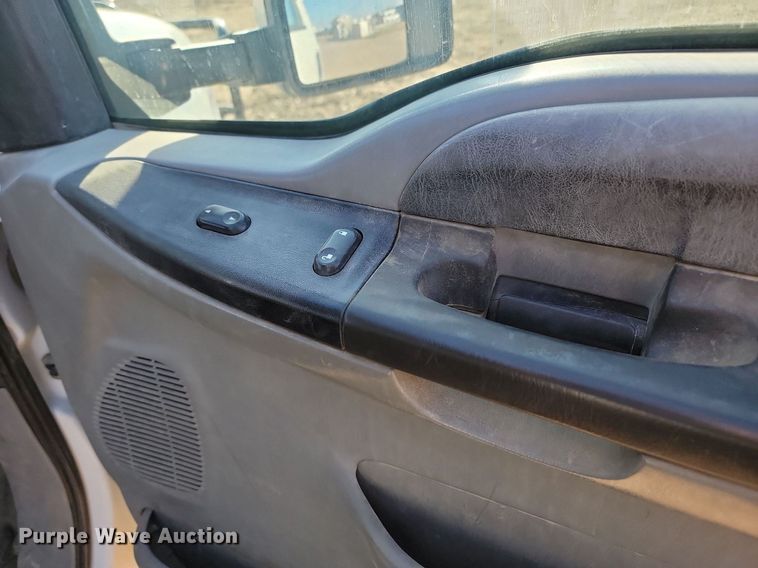 image for item JW9591 2006 Ford F350 Super Duty XLT  SuperCab flatbed pickup truck