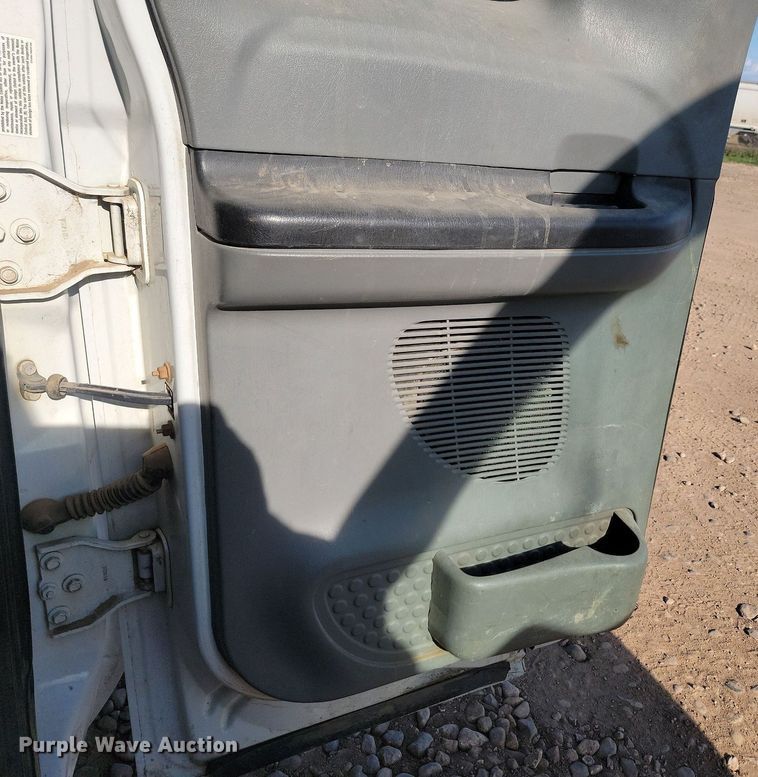 image for item JW9591 2006 Ford F350 Super Duty XLT  SuperCab flatbed pickup truck