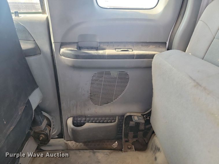 image for item JW9591 2006 Ford F350 Super Duty XLT  SuperCab flatbed pickup truck