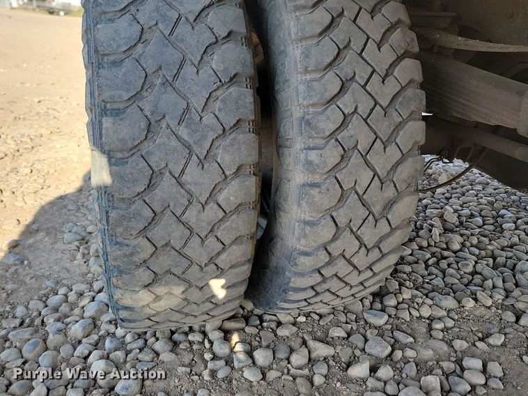 image for item JW9591 2006 Ford F350 Super Duty XLT  SuperCab flatbed pickup truck