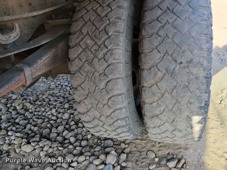 image for item JW9591 2006 Ford F350 Super Duty XLT  SuperCab flatbed pickup truck