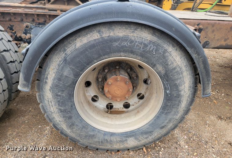 image for item JW9612 2005 Sterling LT9500  semi truck