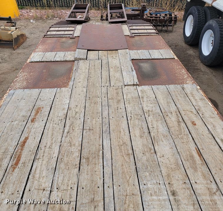 image for item JW9625 2001 Trail King TK 40LP  equipment trailer