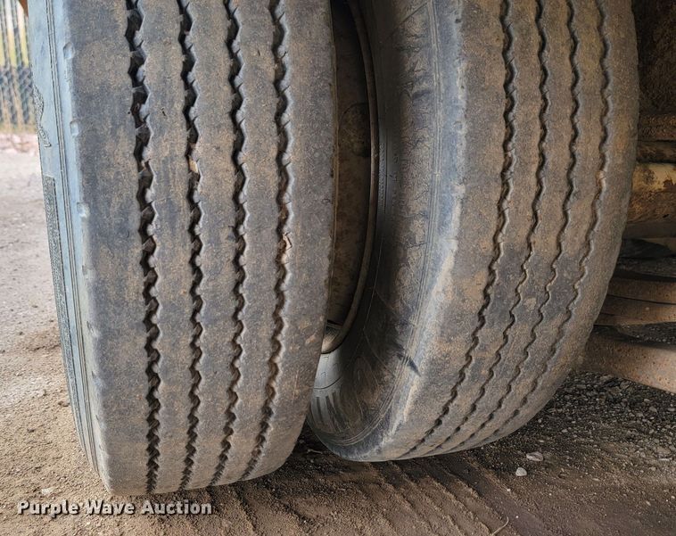 image for item JW9625 2001 Trail King TK 40LP  equipment trailer