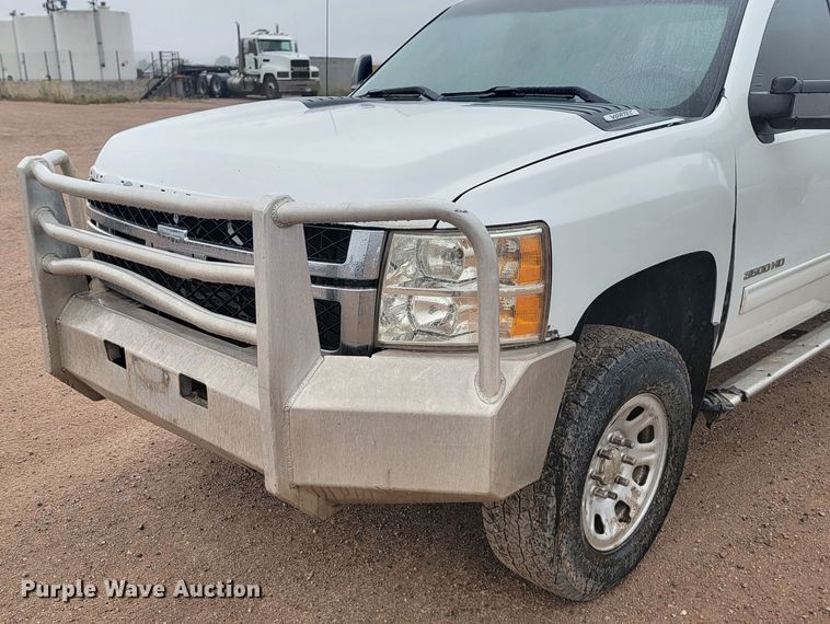 image for item JW9647 2011 Chevrolet Silverado 3500 HD  Crew Cab utility / service truck