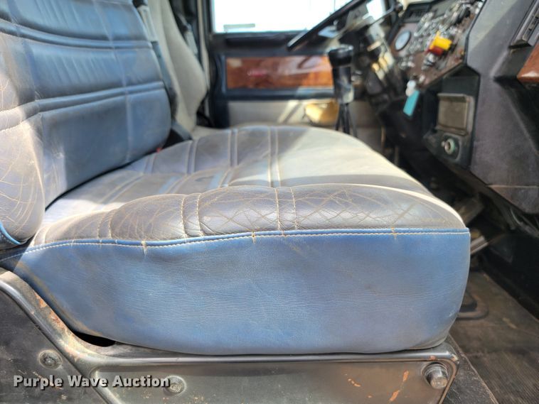 image for item JW9657 1996 Peterbilt 379  semi truck