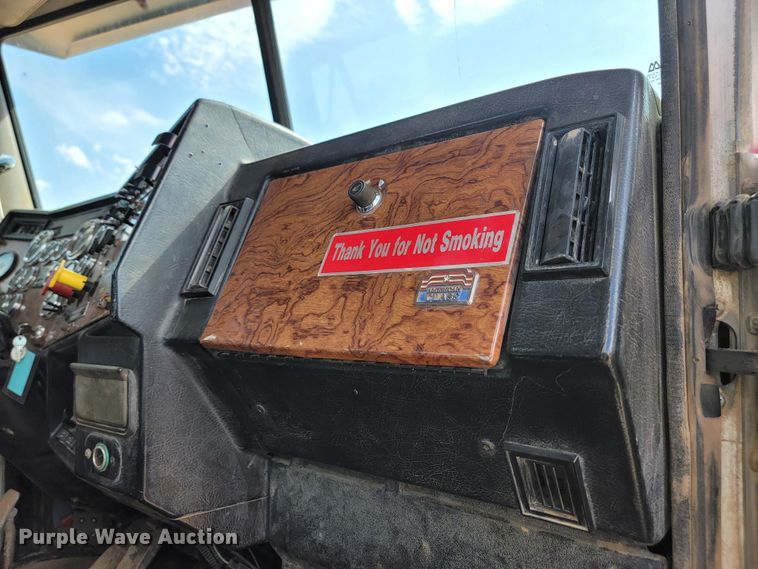 image for item JW9657 1996 Peterbilt 379  semi truck