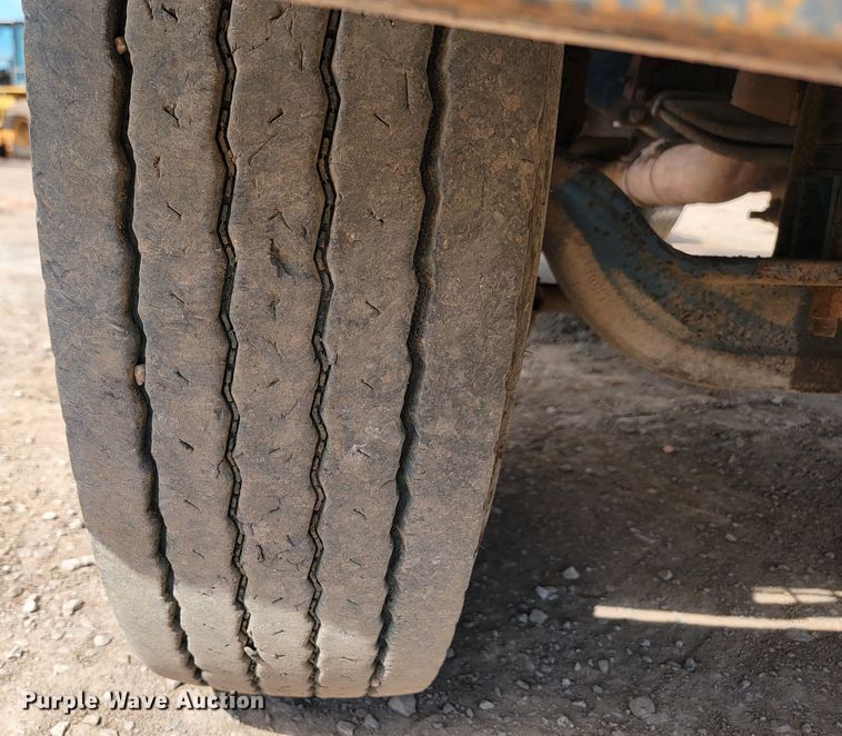 image for item JW9657 1996 Peterbilt 379  semi truck