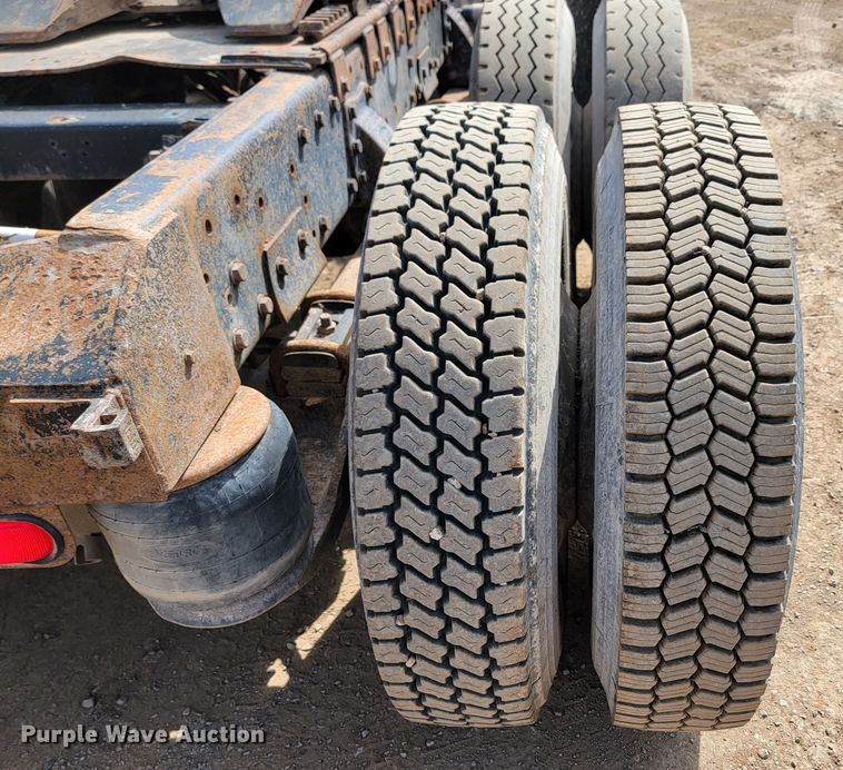 image for item JW9657 1996 Peterbilt 379  semi truck