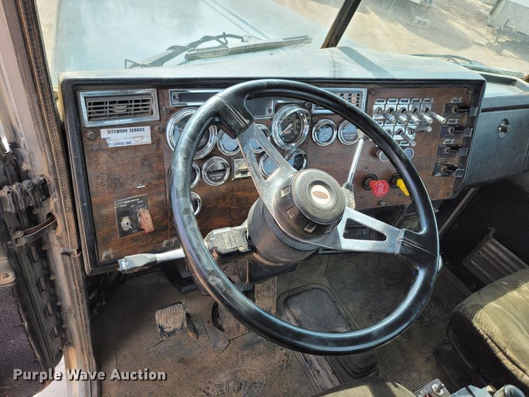 image for item JW9659 1995 Peterbilt 378  semi truck
