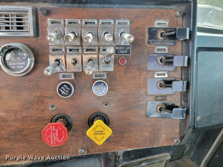 image for item JW9659 1995 Peterbilt 378  semi truck