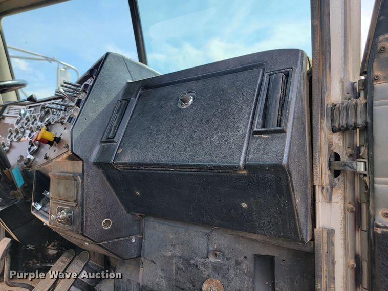 image for item JW9659 1995 Peterbilt 378  semi truck