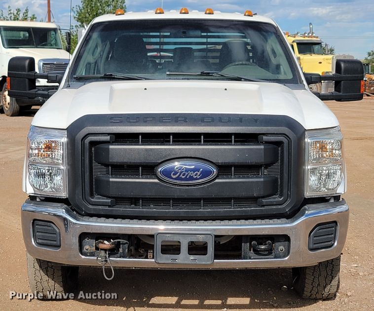 image for item JW9665 2013 Ford  F350 Super Duty  Crew Cab flatbed pickup truck