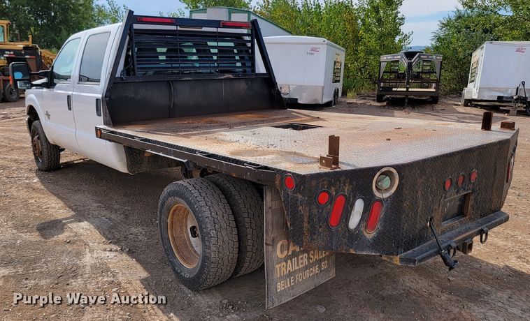 image for item JW9665 2013 Ford  F350 Super Duty  Crew Cab flatbed pickup truck
