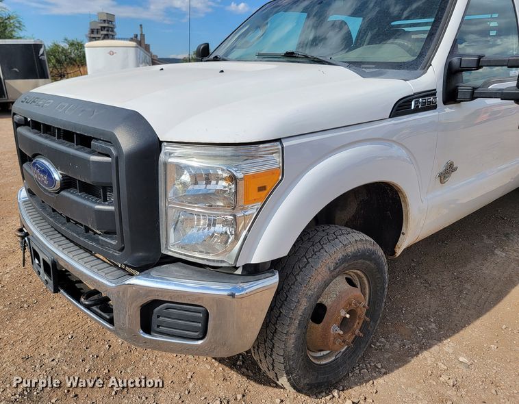image for item JW9665 2013 Ford  F350 Super Duty  Crew Cab flatbed pickup truck