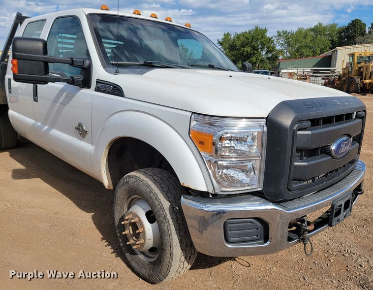 image for item JW9665 2013 Ford  F350 Super Duty  Crew Cab flatbed pickup truck
