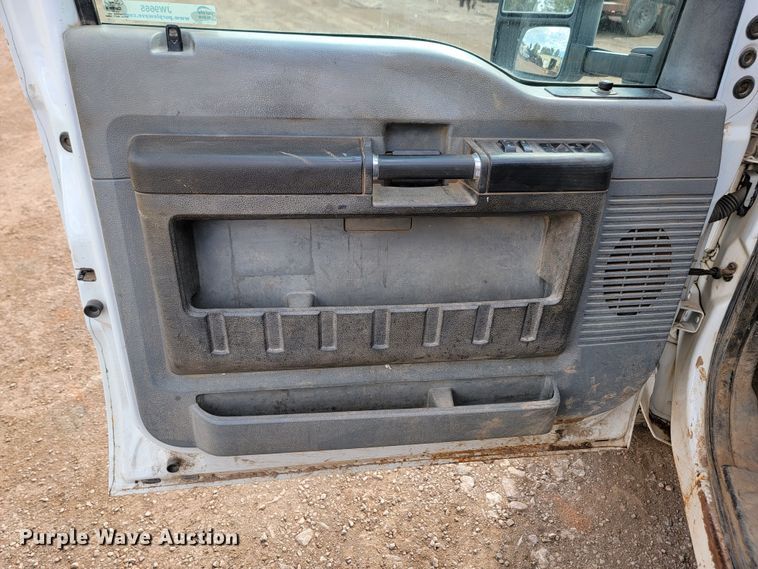 image for item JW9665 2013 Ford  F350 Super Duty  Crew Cab flatbed pickup truck