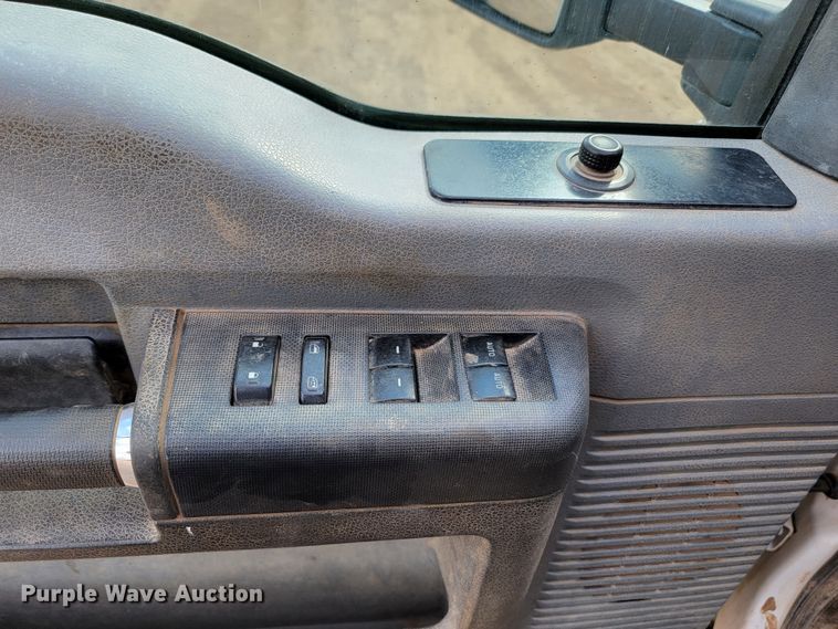 image for item JW9665 2013 Ford  F350 Super Duty  Crew Cab flatbed pickup truck