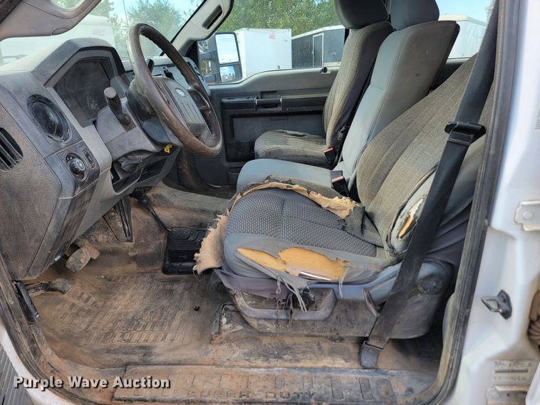 image for item JW9665 2013 Ford  F350 Super Duty  Crew Cab flatbed pickup truck