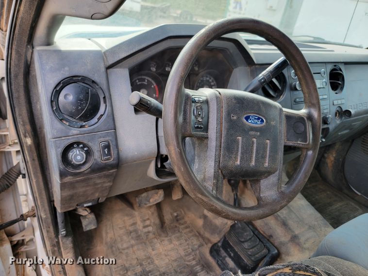 image for item JW9665 2013 Ford  F350 Super Duty  Crew Cab flatbed pickup truck