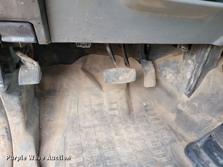 image for item JW9665 2013 Ford  F350 Super Duty  Crew Cab flatbed pickup truck